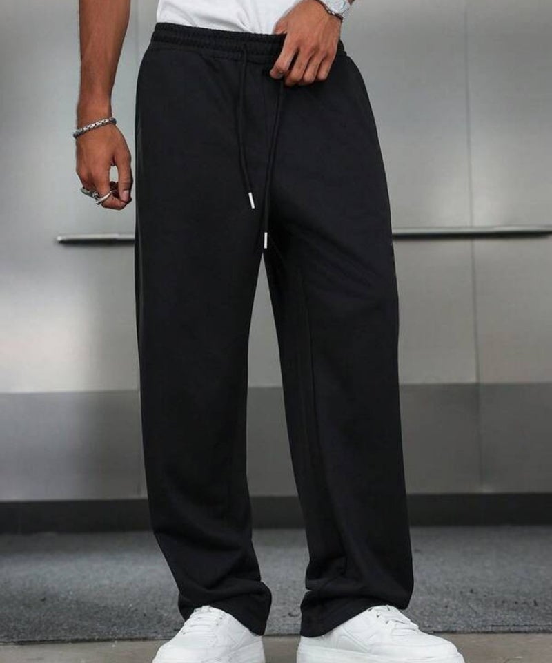 فلاينوف بنطال رياضي رجالي فاخر أسود سادة بقصة مريحة مع رباط للإغلاق وتصميم أنيق - Image 1